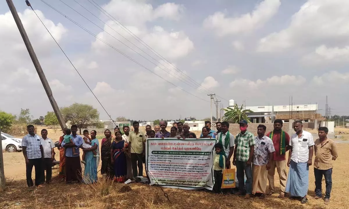 तमिलनाडु के सेम्मियानल्लूर में ग्रामीणों ने तहसीलदार द्वारा कार्रवाई के वादे के बाद आंदोलन समाप्त कर दिया