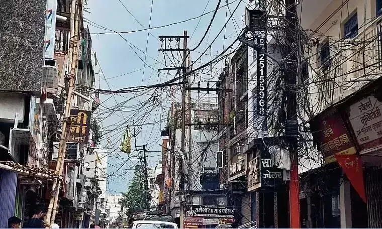 शहर में बिजली खंभों पर तारों का मकड़जाल