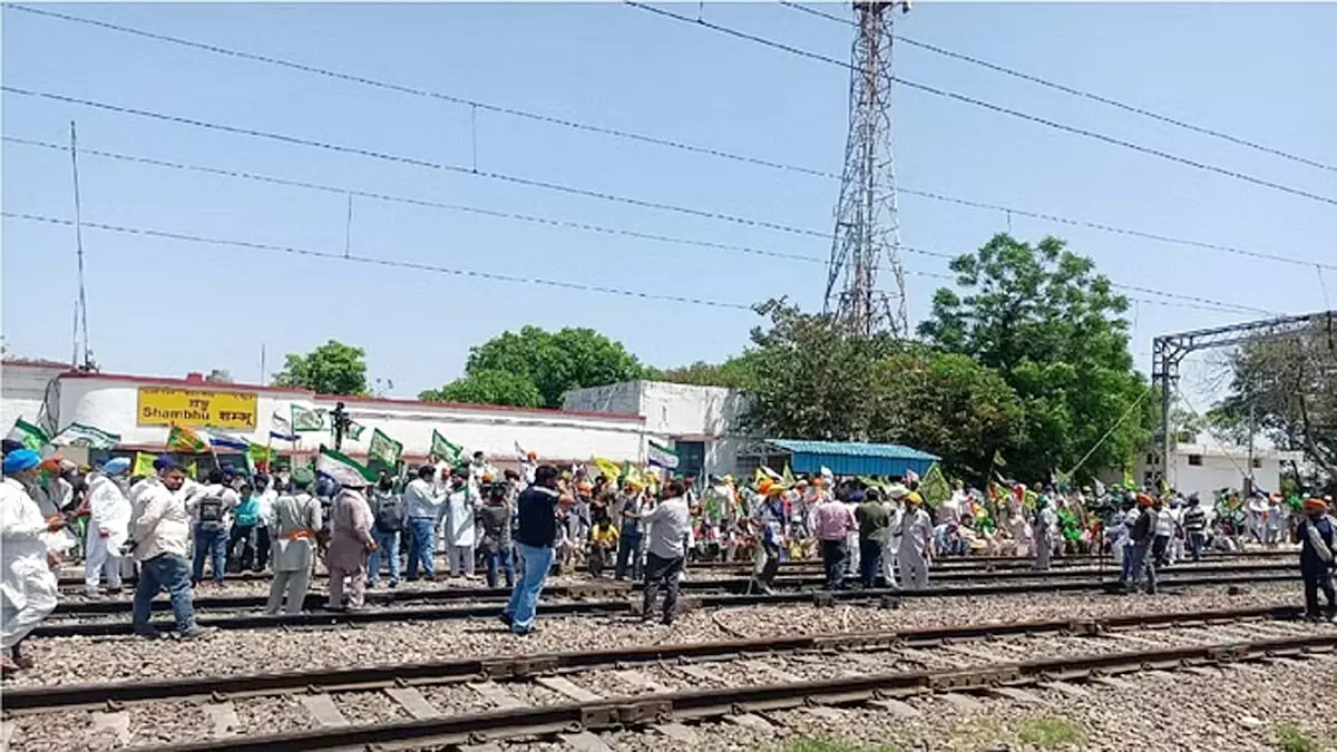 किसानों के रेल रोको आंदोलन के कारण अंबाला-लुधियाना रेल खंड बंद