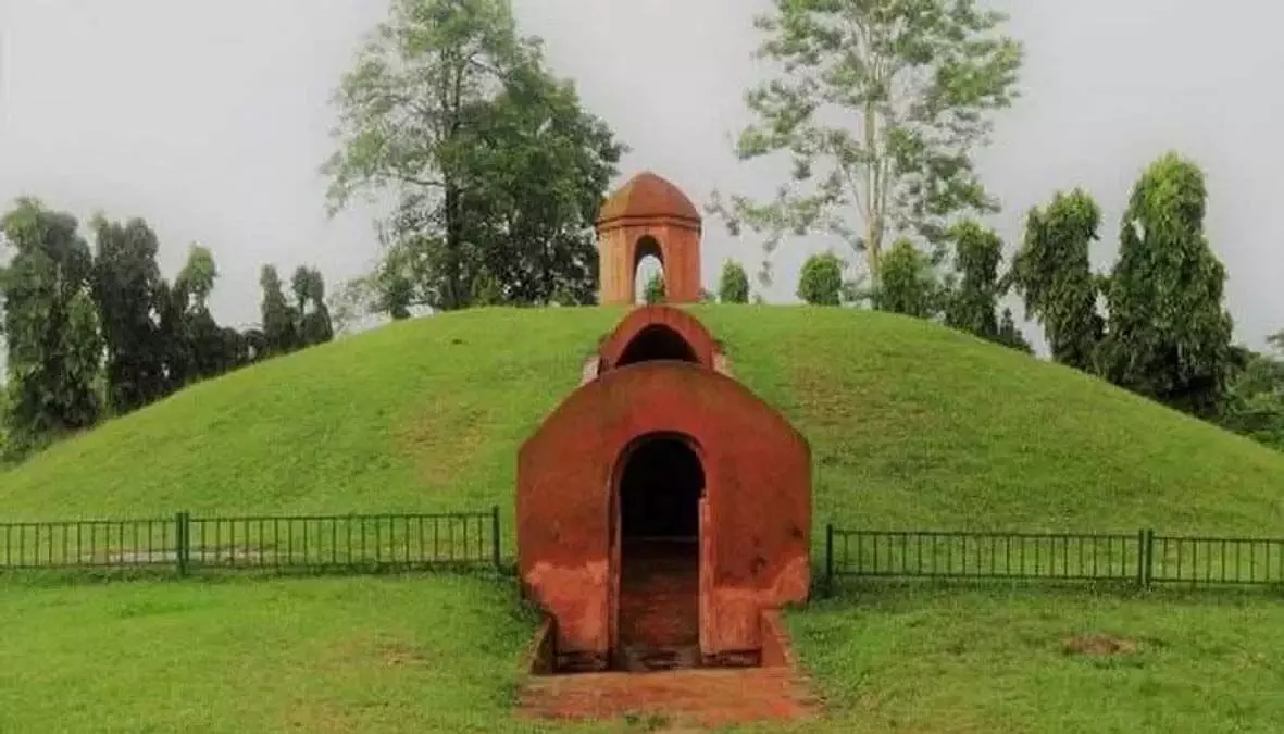 थाई पर्यटक ऐतिहासिक चराइदेव मैदानों का दौरा करते