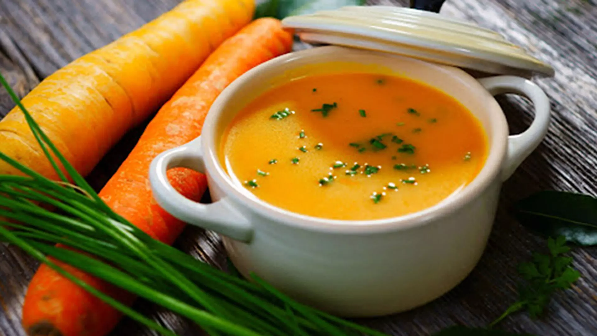 स्वादिष्ट और उच्च कैलोरी बटर गाजर का सूप
