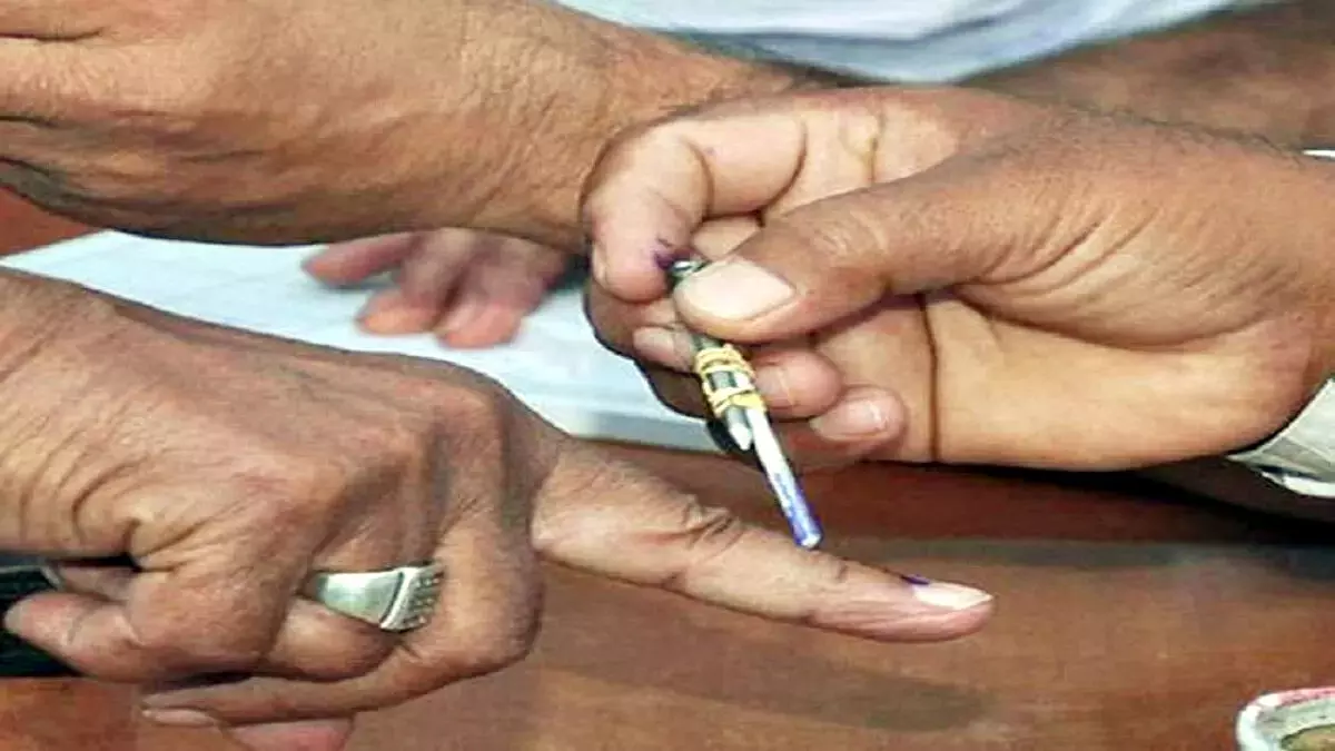 अंगुली पर मतदान पश्चात लगाई गई स्याही का निशान दिखाने पर विभिन्न व्यापारिक