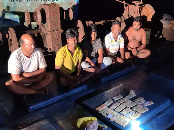 भारतीय तट रक्षक ने महाराष्ट्र तट पर डीजल तस्करी में शामिल मछली पकड़ने वाली नाव को पकड़ा