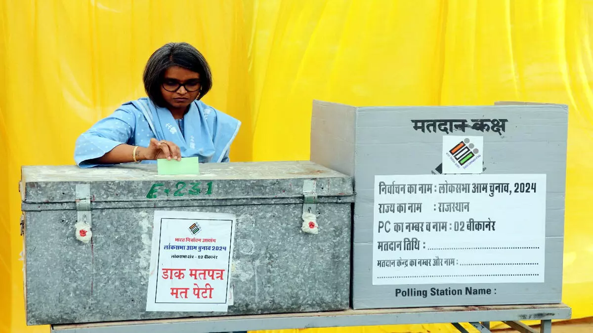 जिला निर्वाचन अधिकारी ने पोस्टल बैलेट के जरिए किया मताधिकार का प्रयोग लोकतंत्र की मजबूती