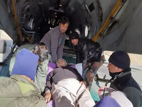 भारतीय वायु सेना ने चिकित्सा सहायता की आवश्यकता वाले दो नागरिकों को कारगिल से श्रीनगर पहुंचाया