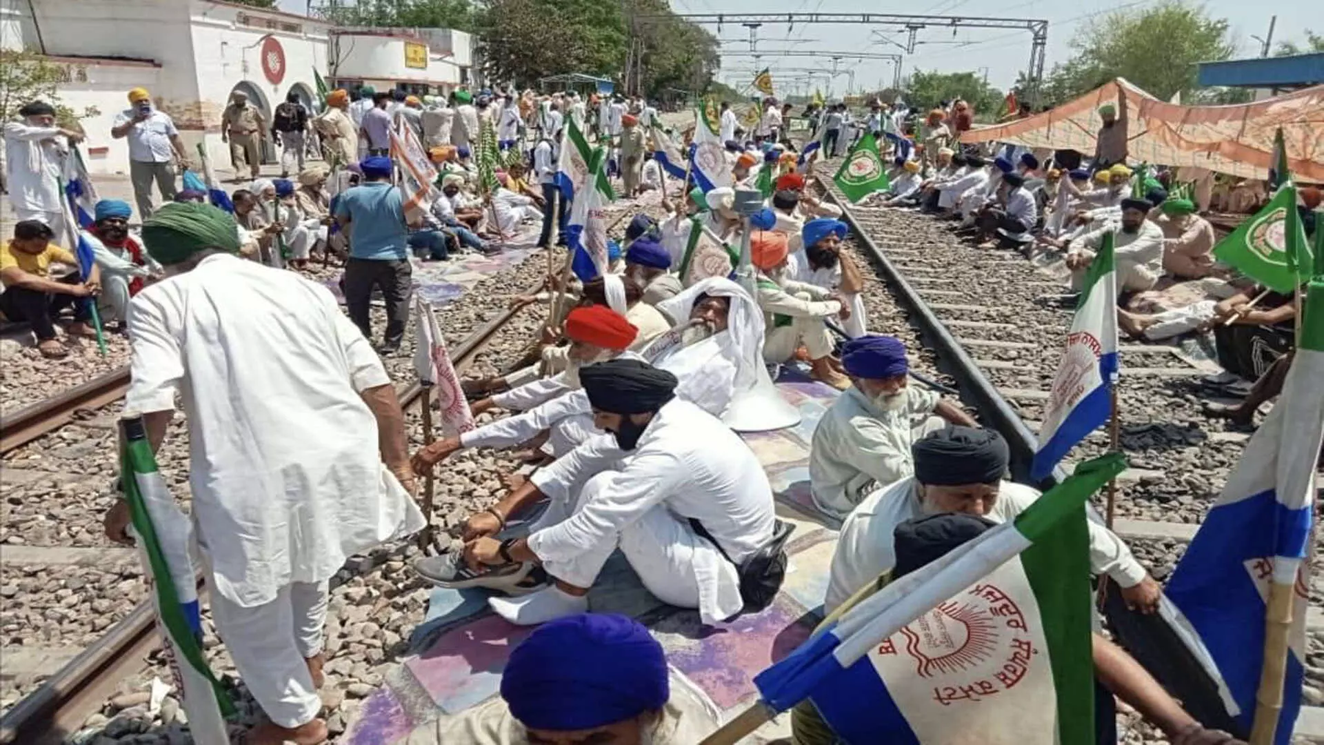 3 साथी प्रदर्शनकारियों की रिहाई की मांग को लेकर किसान शंभू बॉर्डर पर रेलवे ट्रैक पर बैठ गए