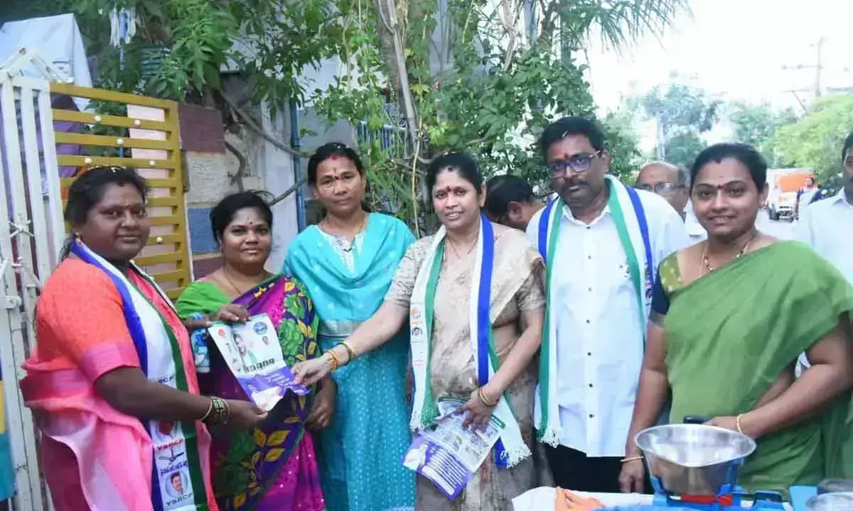 वाईएसआरसीपी उम्मीदवार वेलमपल्ली श्रीनिवास राव के परिवार ने 27वें डिवीजन में वोट का अनुरोध किया