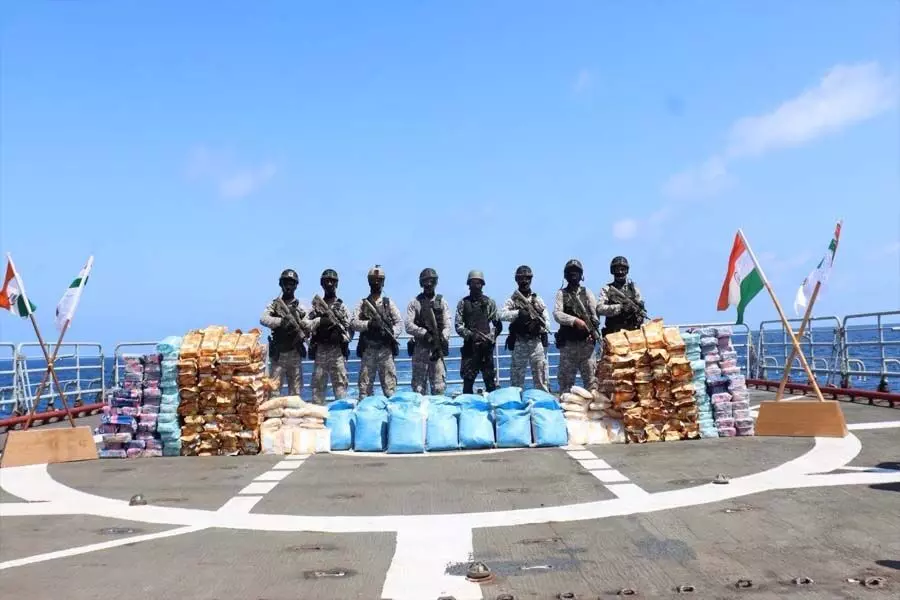 भारतीय नौसेना के एलीट मार्कोस ने अरब सागर में ऑपरेशन में 940 किलोग्राम नशीले पदार्थ जब्त किए
