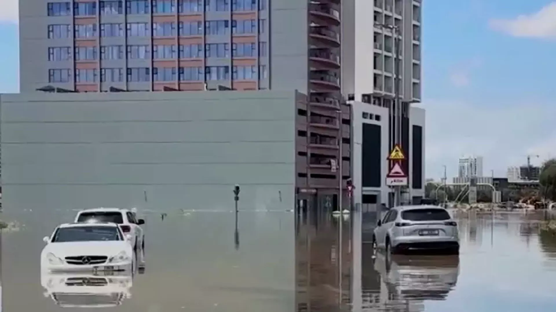 संयुक्त अरब अमीरात में भारी बारिश और बाढ़ से कम से कम एक की मौत के बाद सफाई शुरू हुई