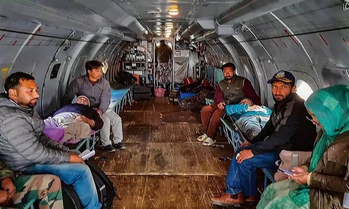 भारतीय वायुसेना ने तत्काल चिकित्सा सहायता की आवश्यकता वाले दो रोगियों को कारगिल से श्रीनगर पहुंचाया