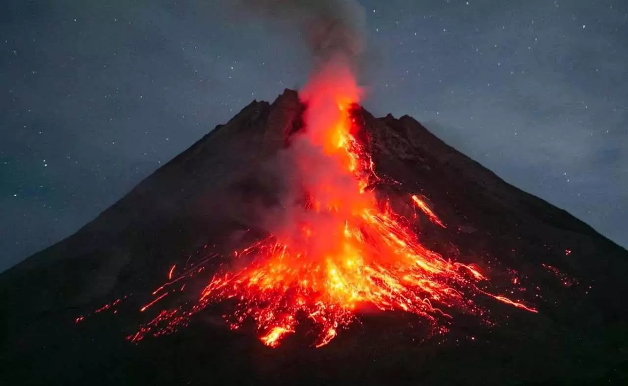 इंडोनेशिया के रुआंग पर्वत पर हुआ ज्वालामुखी विस्फोट, 24 घंटे में हुए पांच धमाके