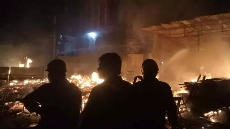 दिल्ली के शाहीन बाग की फर्नीचर शॉप में लगी भीषण आग, कई दुकानें जलीं