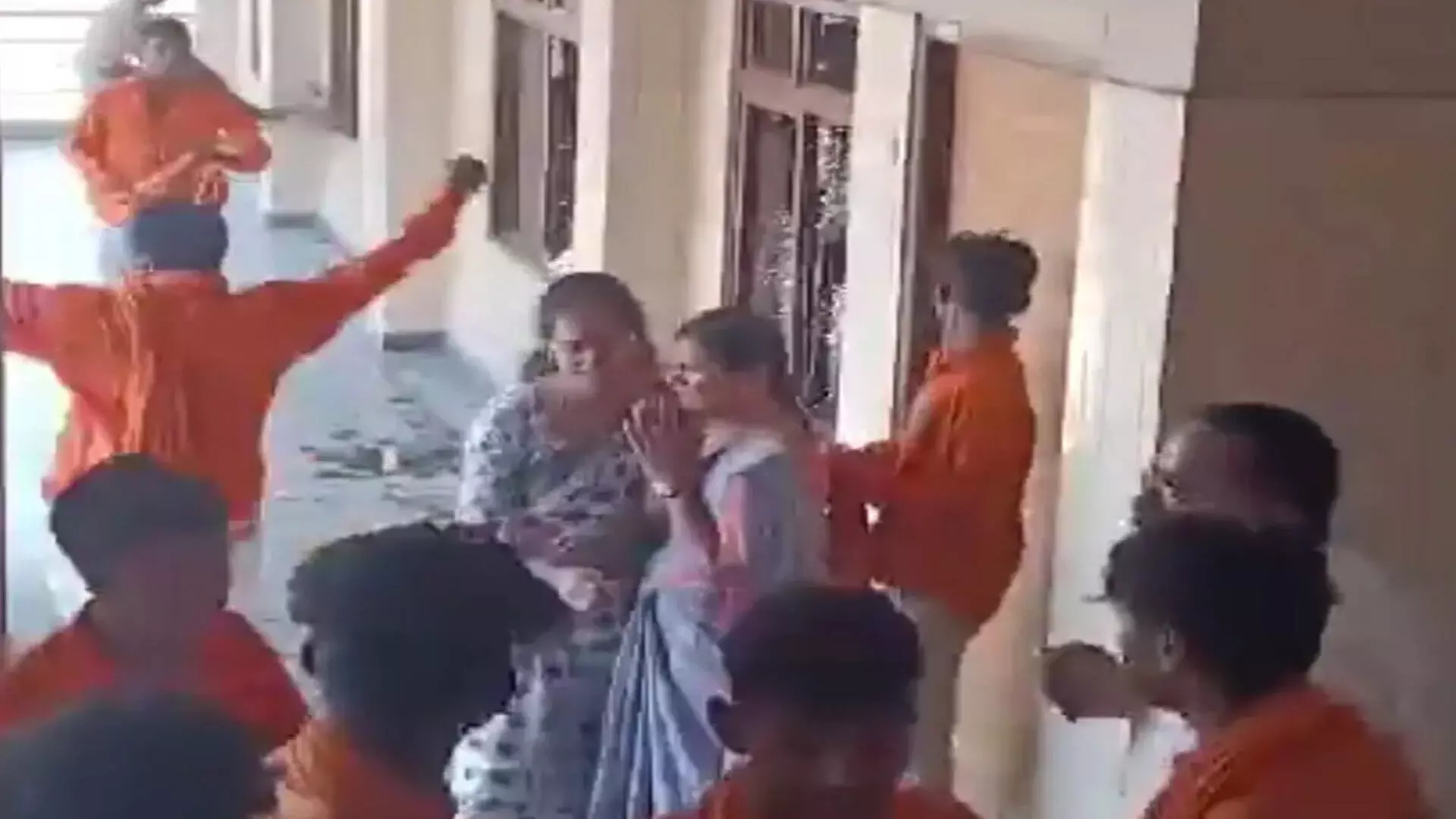 छात्रों द्वारा भगवा पोशाक पर सवाल उठाने के बाद तेलंगाना स्कूल पर हमला