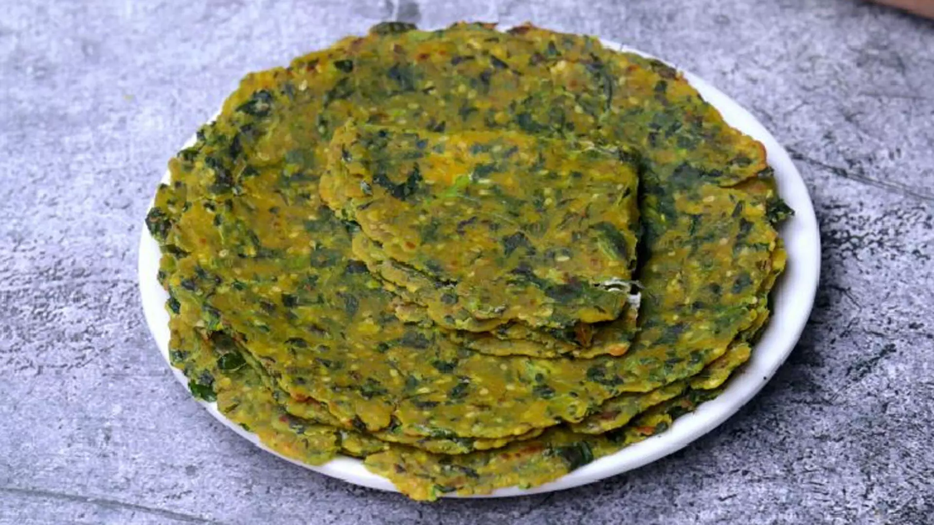 नाश्ते में कुछ अलग चाहिए तो गुजरात की पारंपरिक डिश मेथी थेपला