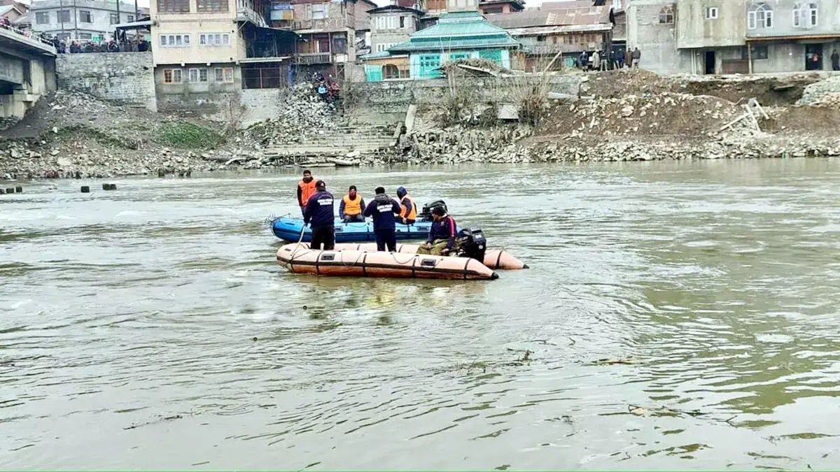 झेलम नदी में लापता तीन लोगों की तलाश में मार्कोस कमांडो उतारे