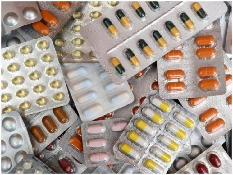 ड्रग विभाग की छापेमारी में 25 लाख की नशीली दवा-शराब बरामद