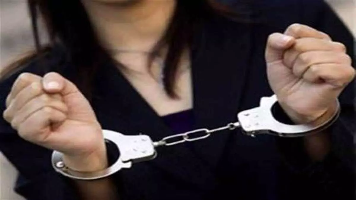 मादक पदार्थों की तस्करी के आरोप में मां-बेटी गिरफ्तार