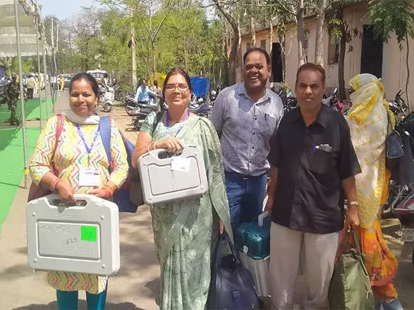 छिंदवाड़ा में बूथों के लिए मतदान दल ईवीएम के साथ रवाना किए गए