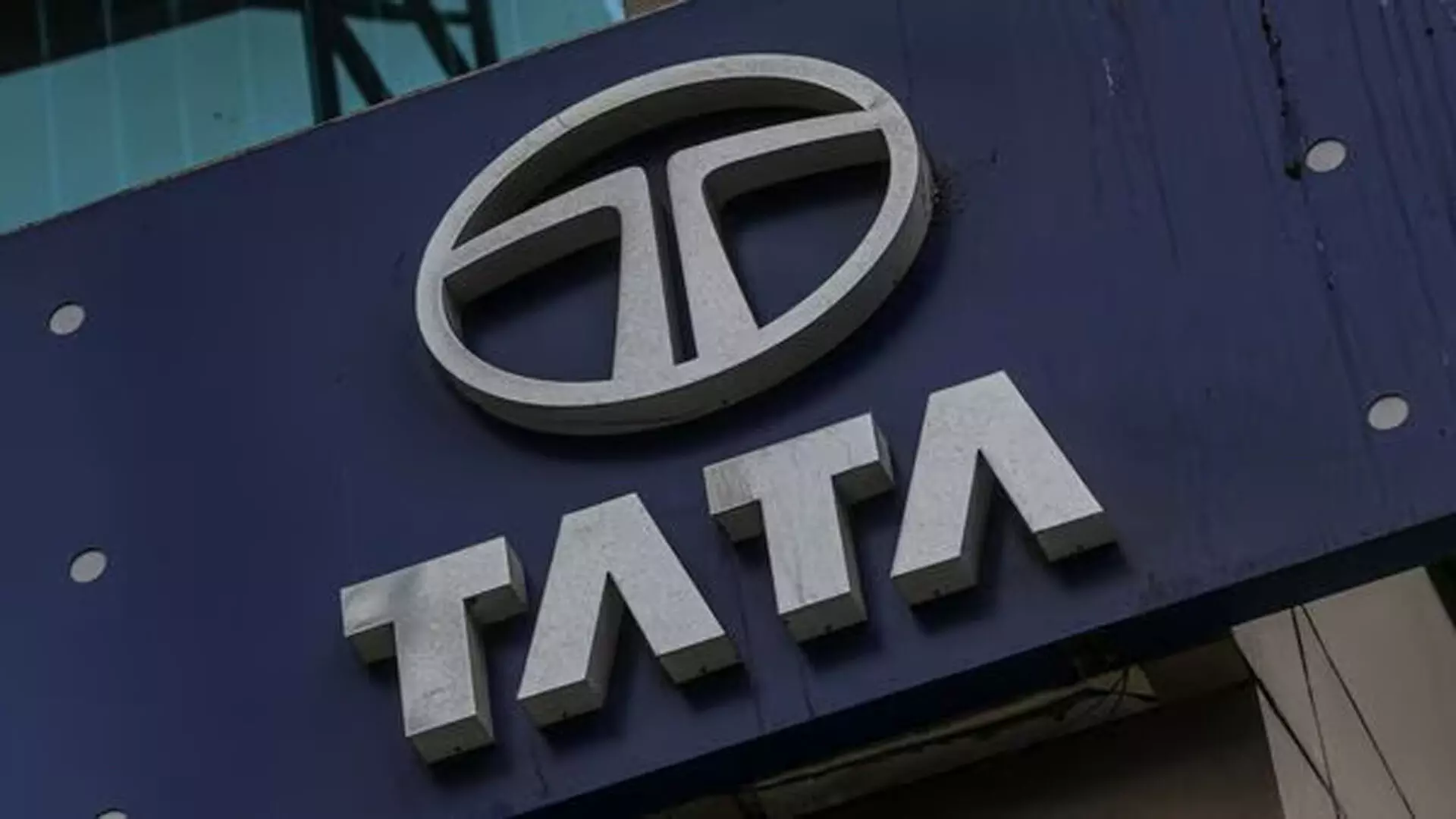 टाटा मोटर्स तमिलनाडु में जगुआर लैंड रोवर लक्जरी कारों के नए संयंत्र में निवेश करेगी