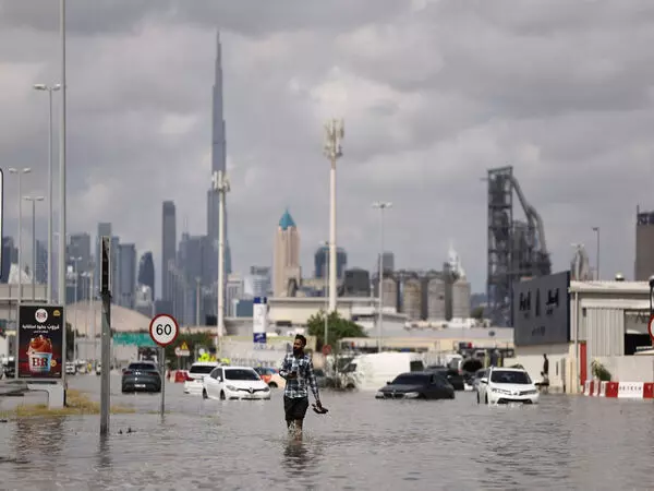 भारी बारिश के कारण दुबई में भारतीय दूतावास फंसे हुए भारतीय यात्रियों को उनके परिवारों से मिलने की सुविधा प्रदान कर रहा