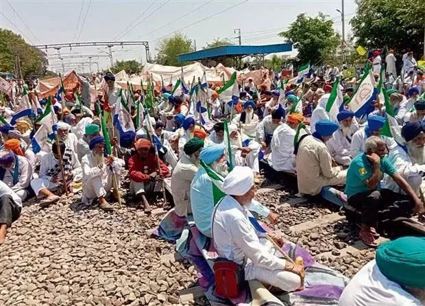 अमृतसर में किसानों के आंदोलन के कारण कई ट्रेनों का समय बदला गया, मार्ग परिवर्तित