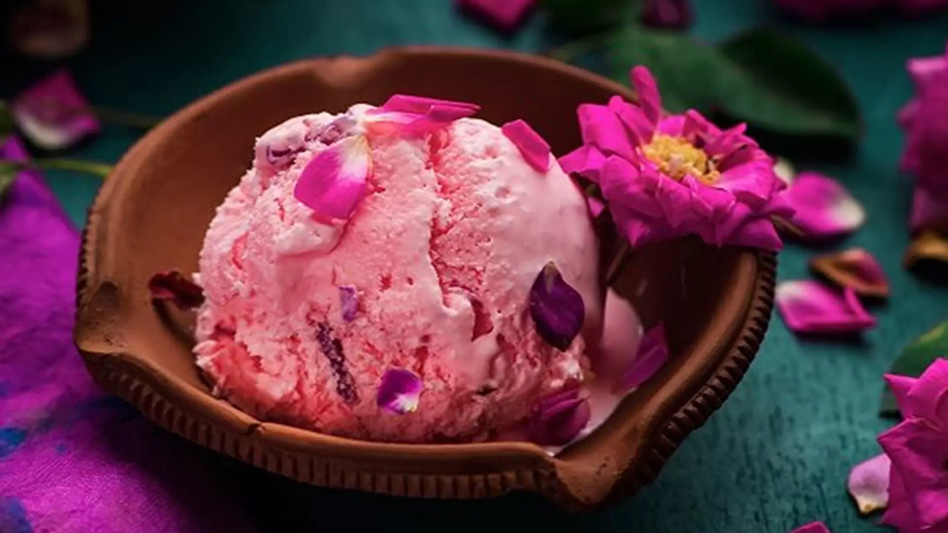 घर पर गुलाब की आइसक्रीम बनाना आसान