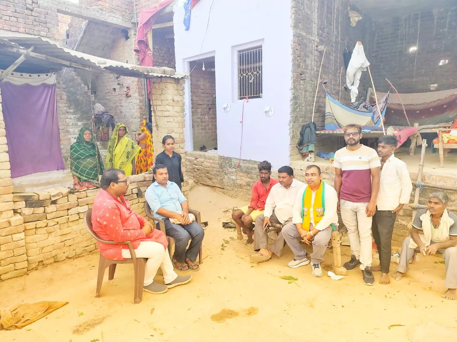 भाजपा कार्यकर्ता पहुंचे सेवा बस्ती पिछौरा गांव