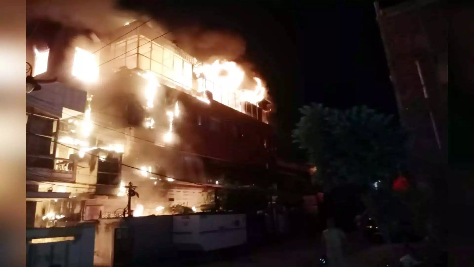 Varanasi  : होटल में लगी आग मौके पर पहुंचीं दमकल की गाड़ियां