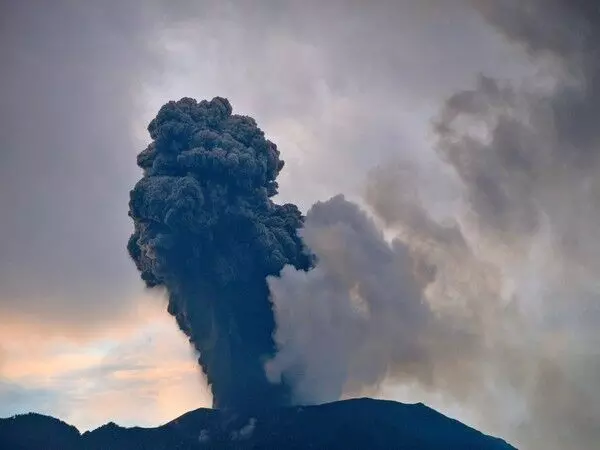 उत्तरी क्षेत्र में ज्वालामुखी फटने के बाद इंडोनेशिया ने सुनामी की चेतावनी जारी की
