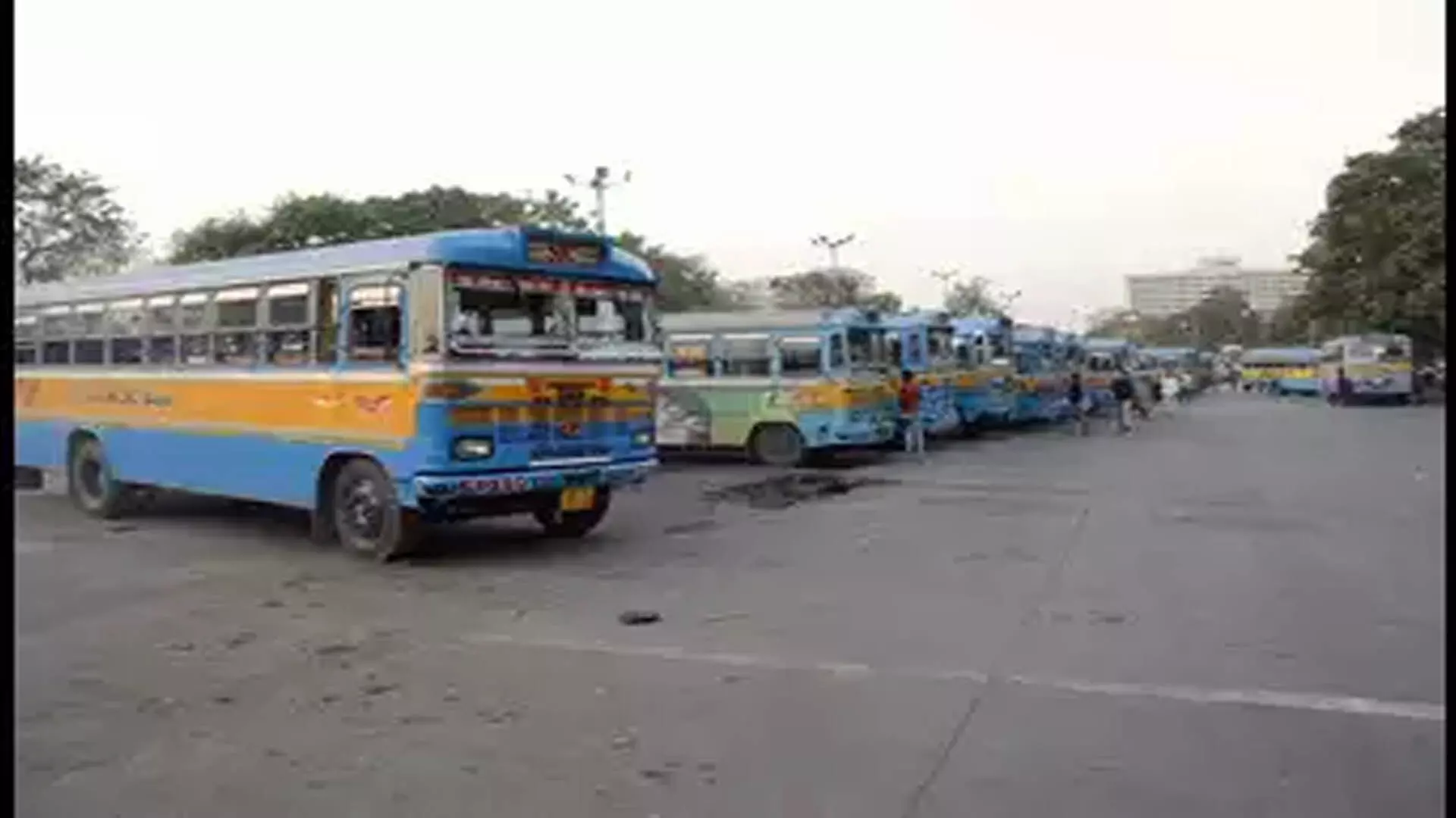 कोलकाता बाबूघाट में उचित रूट परमिट के बिना बसों के खिलाफ कार्रवाई