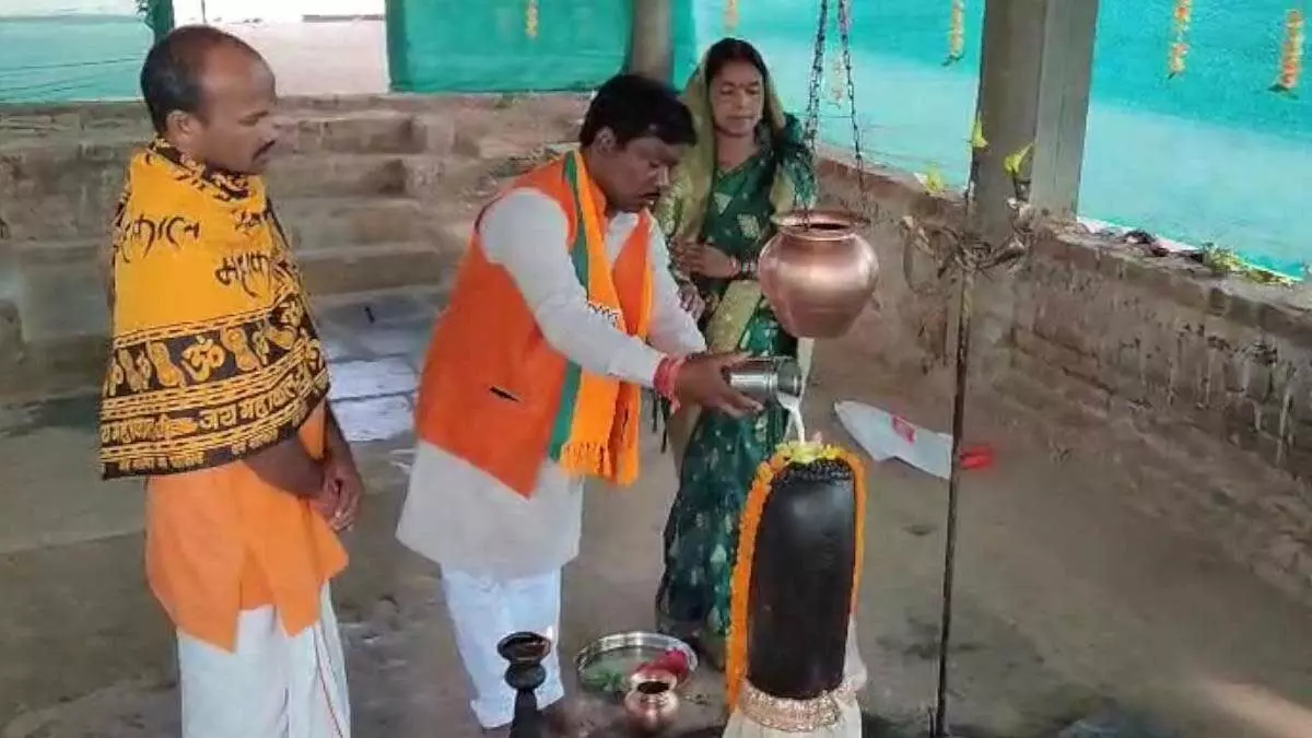 बीजेपी प्रत्याशी महेश कश्यप ने भगवान शिव की पूजा कर डाला वोट