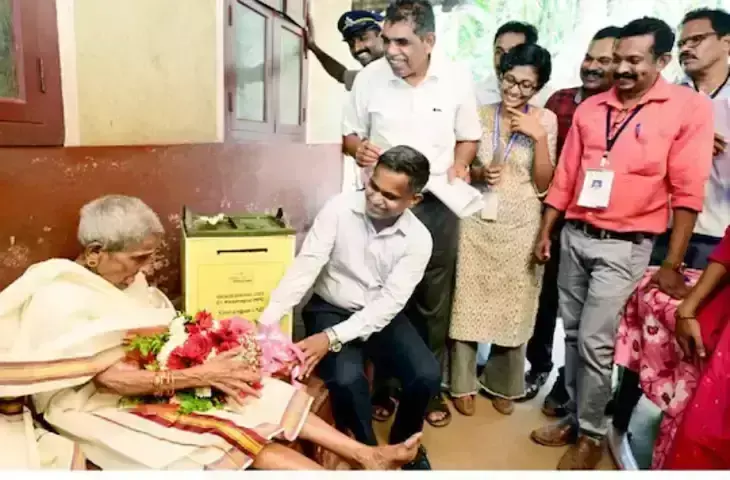 लोकसभा चुनाव में 111 वर्षीय कुपाची अम्मा ने केरल में अपना पहला वोट डाला