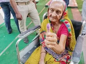Lok Sabha Election 2024:  व्हील चेयर पर वोट देने पहुंची बुजुर्ग महिला