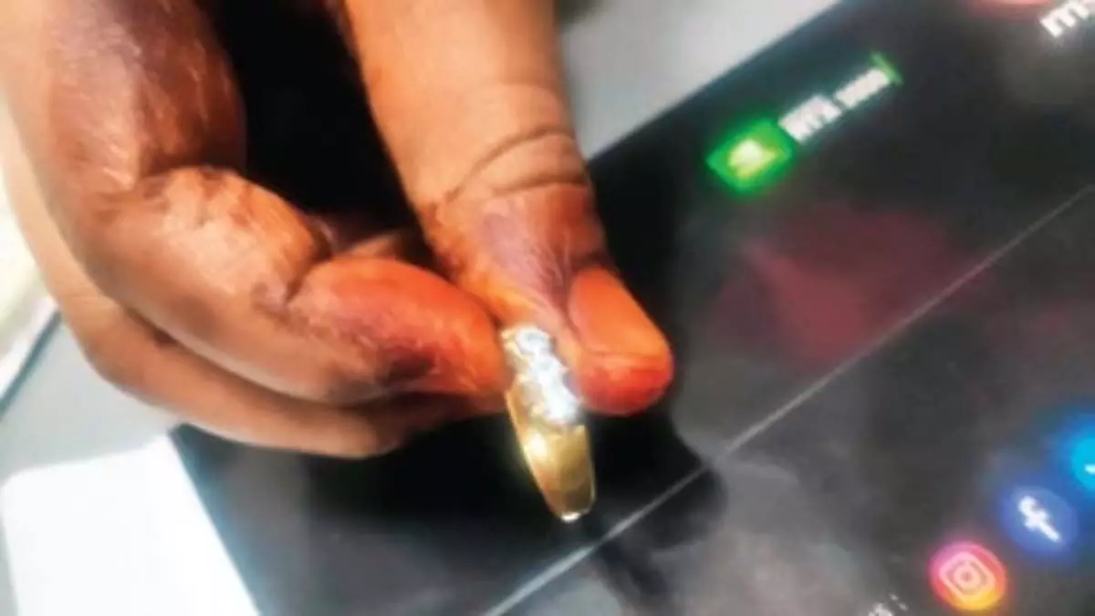 मैसूरु का एक व्यक्ति पासपोर्ट कार्यालय में अपनी शादी की हीरे की अंगूठी छोड़ गया