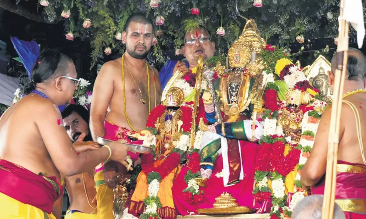 भद्राचलम में हजारों लोग भगवान राम के राज्याभिषेक के गवाह बने