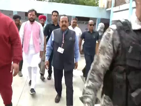 भाजपा नेता जितेंद्र सिंह जम्मू-कश्मीर के कठुआ में वोट डालने के लिए मतदान केंद्र पर पहुंचे
