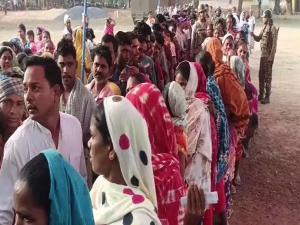लोकसभा चुनाव: सुबह 11 बजे तक त्रिपुरा में 34.54 प्रतिशत, पश्चिम बंगाल में 33.56 प्रतिशत मतदान हुआ