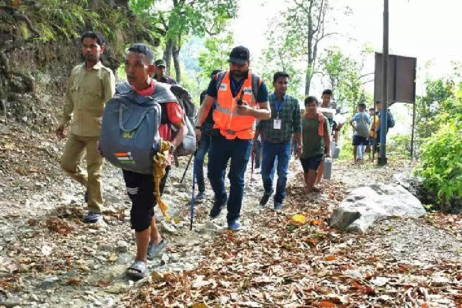 अलीपुरद्वार और जलपाईगुड़ी जिलों के सुदूरवर्ती केंद्रों में मतदान टीमों के लिए अतिरिक्त उपकरण