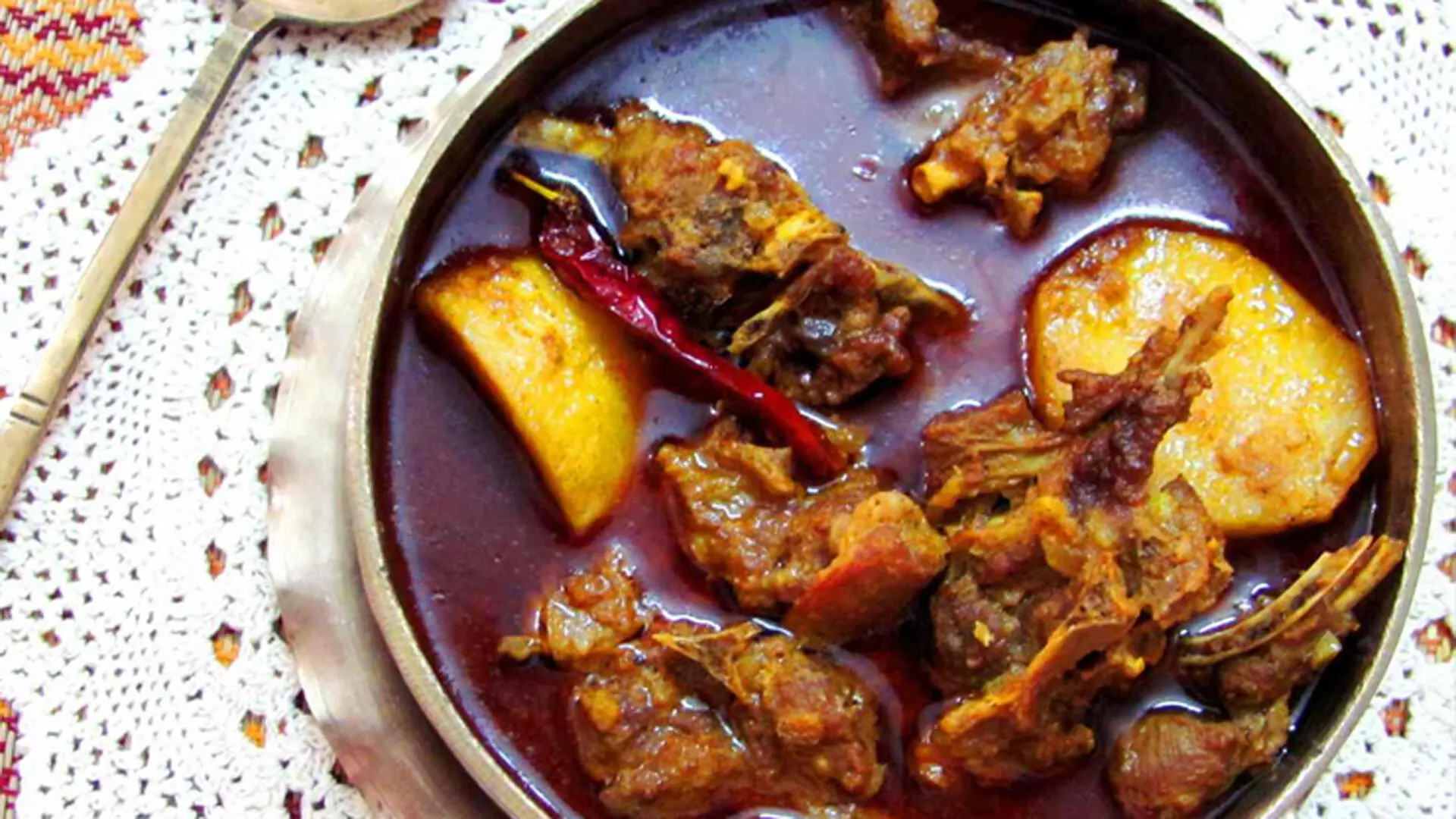 घर पर बनाएं स्वादिष्ट और स्वास्थ्यवर्धक बंगाली स्टाइल बकरी करी
