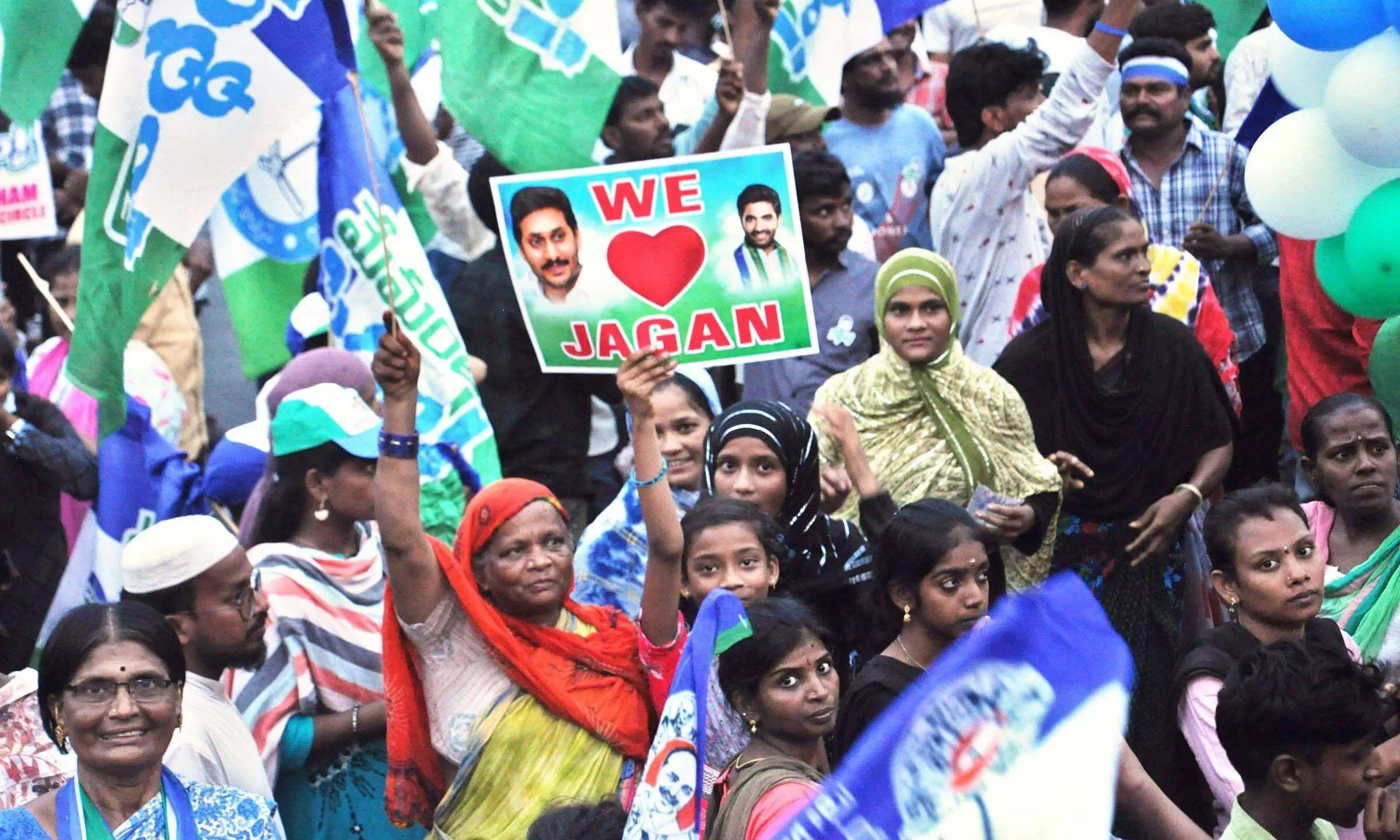 राजामहेंद्रवरम में रोड शो के दौरान सीएम जगन का स्वागत करने के लिए भारी भीड़ उमड़ी
