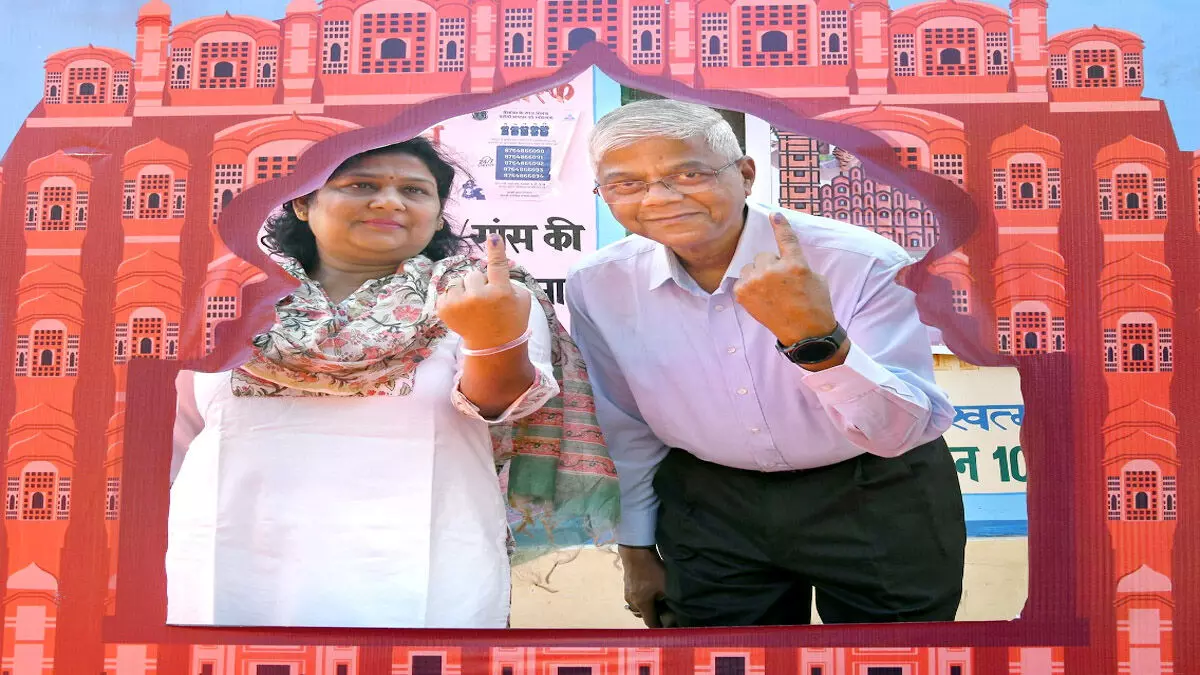 डीजीपी उत्कल रंजन साहू ने अनीता साहू के साथ जयपुर शहर लोकसभा निर्वाचन क्षेत्र में किया मतदान