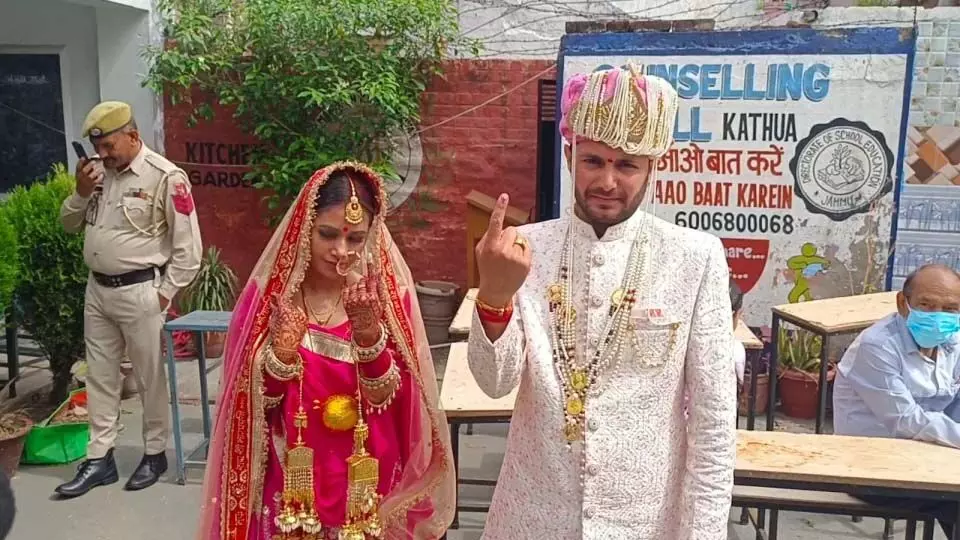 Lok Sabha Election: दूल्हा-दुल्हन ने अपनी शादी के दिन डाला वोट