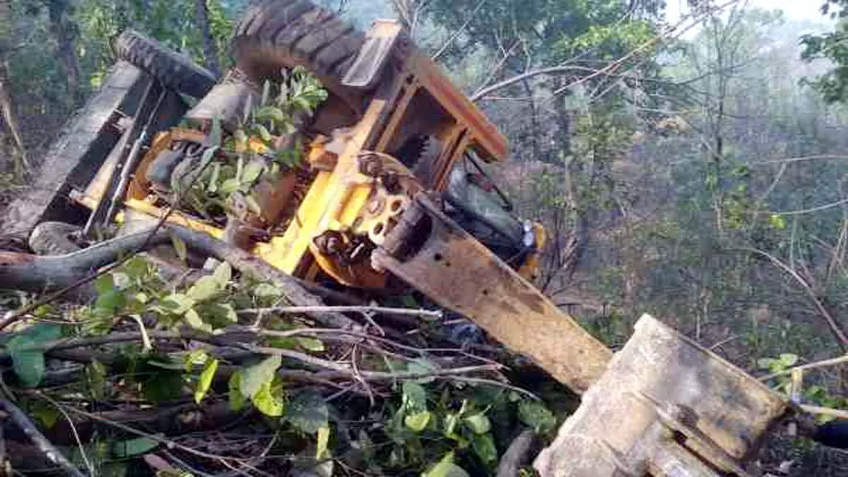 Noamundi :  जंगल में अवैध पत्थर खनन कर रहा जेसीबी दुर्घटनाग्रस्त