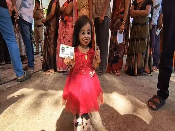 दुनिया की सबसे छोटी जीवित महिला ने नागपुर में डाला वोट, सभी से वोट करने की अपील