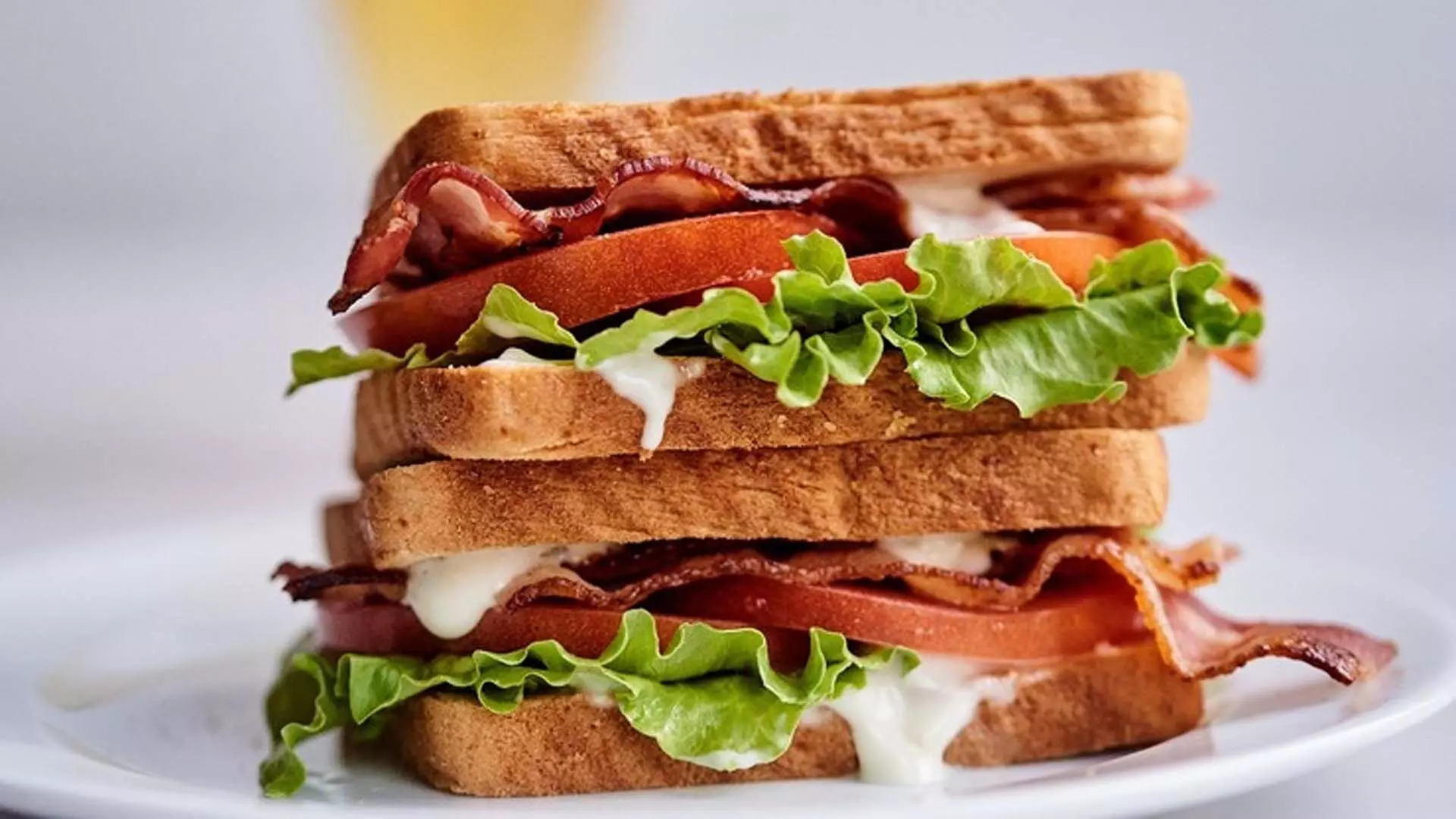 स्वादिष्ट और क्लासिक बीएलटी सैंडविच बनाएं