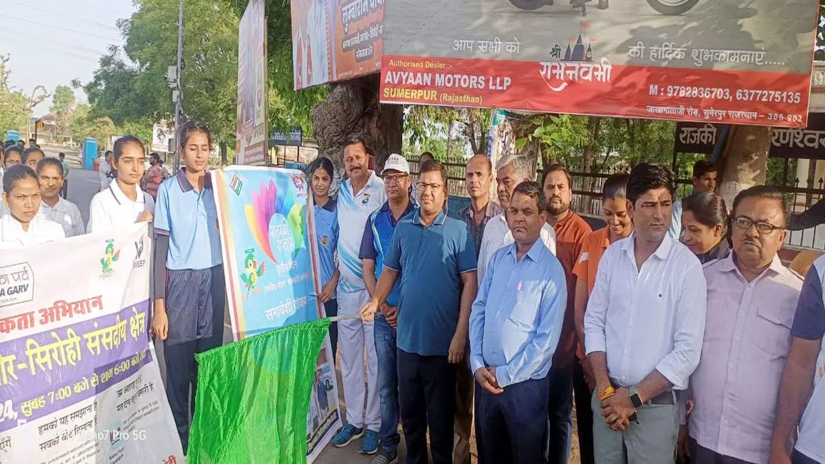 सतरंगी सप्ताह के तीसरे दिन अधिकारियों-कर्मचारियों ने निकाली मतदाता जागरूकता रैली
