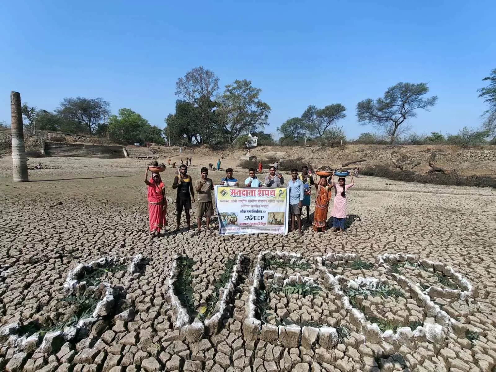 कलेक्टर के निर्देश पर मनरेगा श्रमिकों और ग्रामीणों को कार्यस्थल पर दिलाई गई शपथ