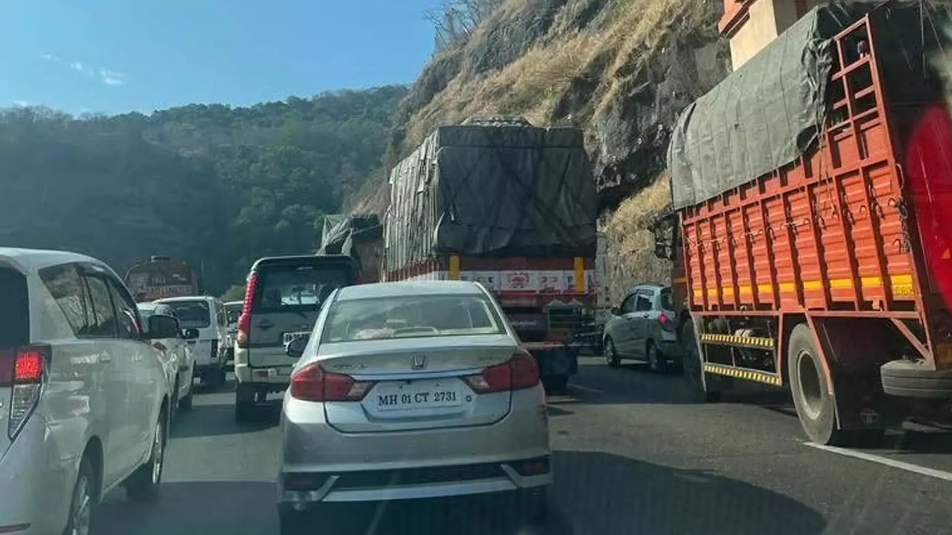 अदोशी सुरंग के पास वाहन दुर्घटना के बाद राजमार्ग पर यातायात बाधित