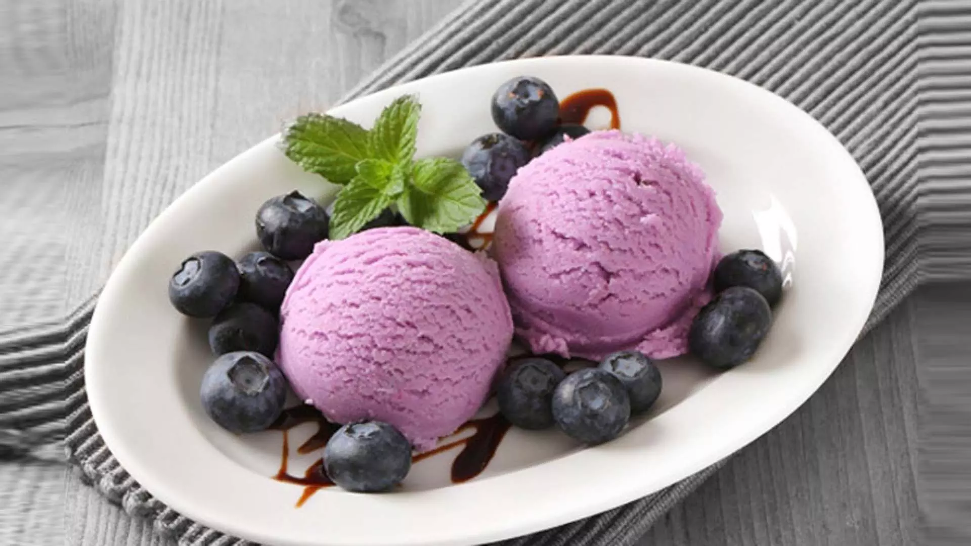 गर्मियों के लिए पसंदीदा जामुन आइसक्रीम बनाएं