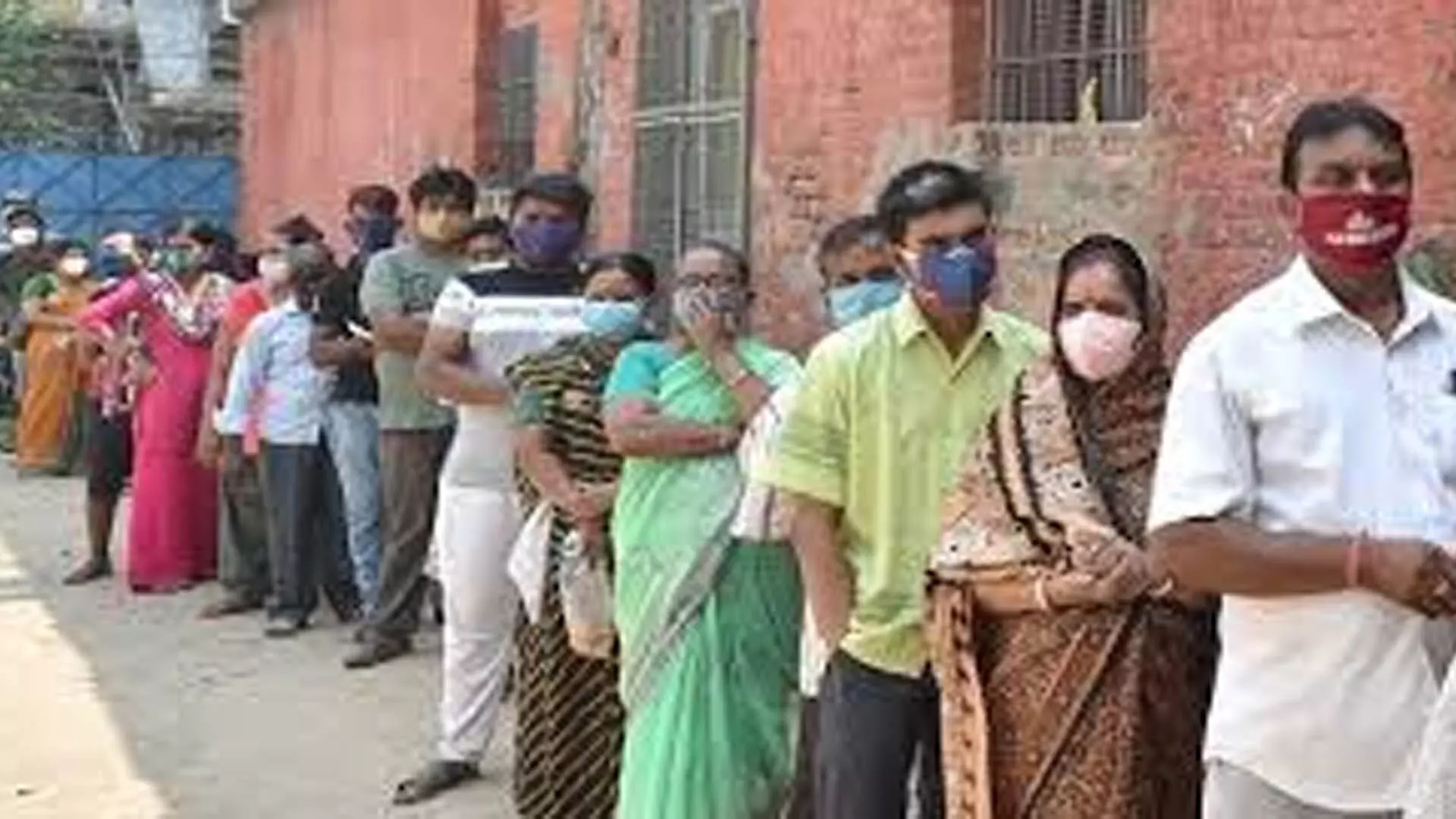 कोलकाता वोट डालने के लिए मतदान केंद्रों के बाहर कतार में खड़े